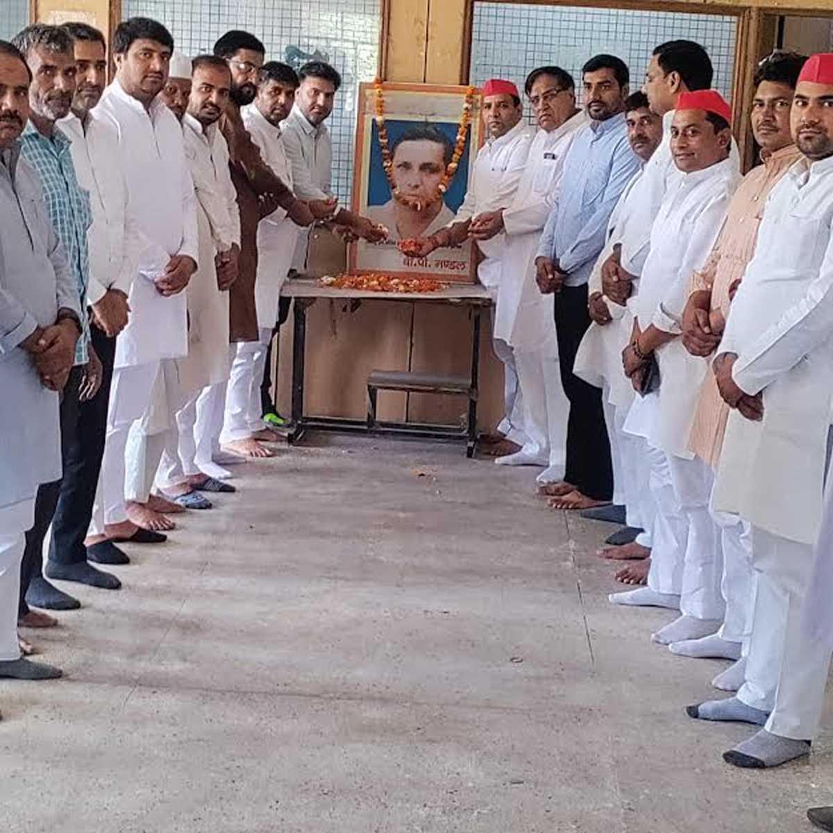 सपाइयों ने मनाई बिहार के पूर्व मुख्यमंत्री बी.पी. मंडल की पुण्यतिथि